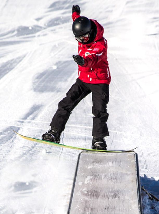 Découvrez le snowpark avec nos professeurs de snowboard de l'école suisse de ski Veysonnaz